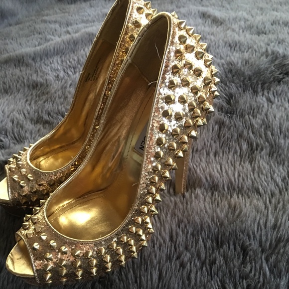 Stunning Gold Steve Madden Pumps - Picture 2 of 2